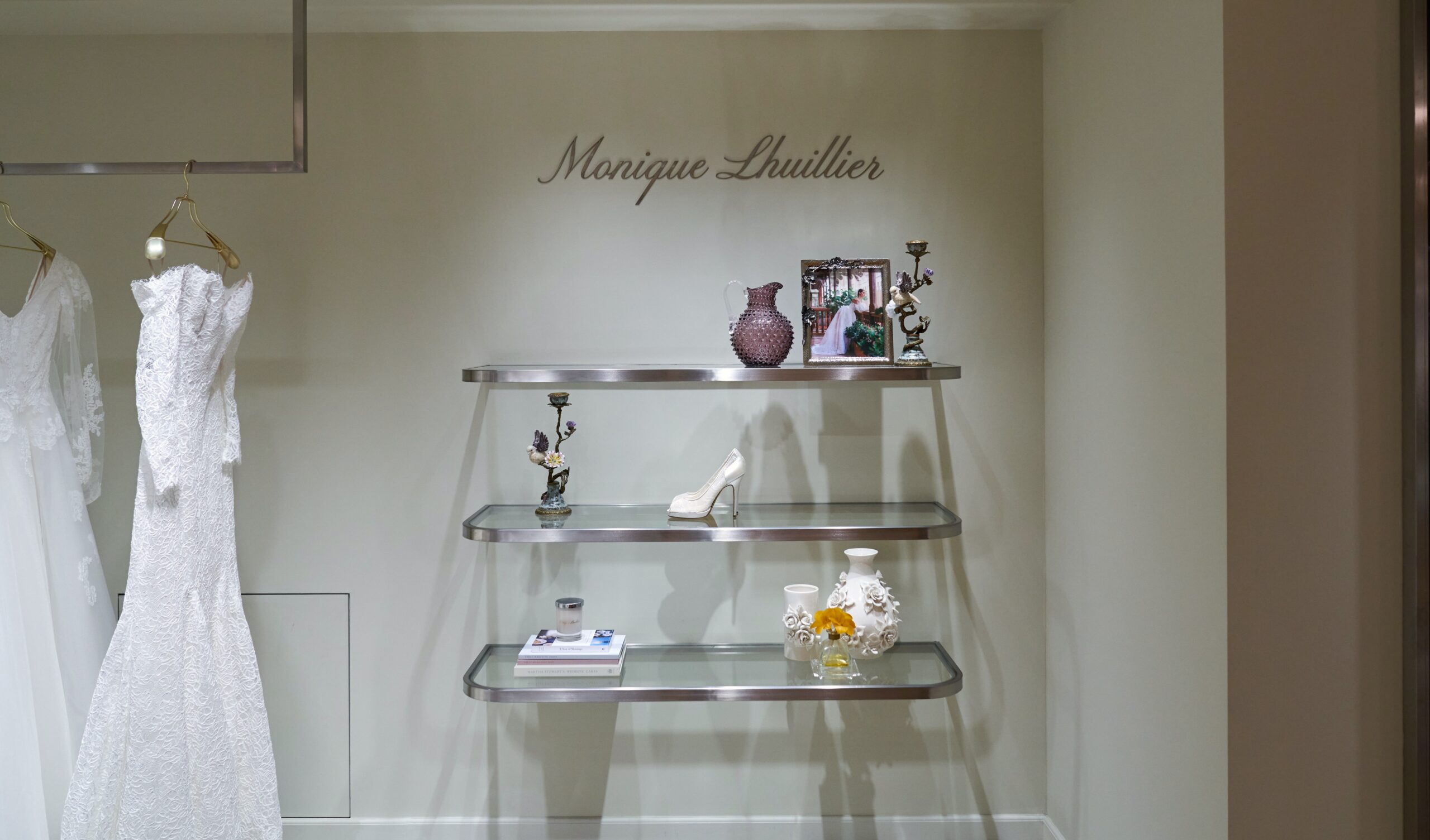 ウェディングドレスとカラードレスを東京(表参道)でレンタルや購入するならザトリートドレッシングアディション店にお越しください