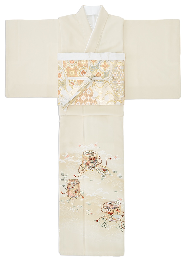 結婚式でご親族にお召しいただく色留袖