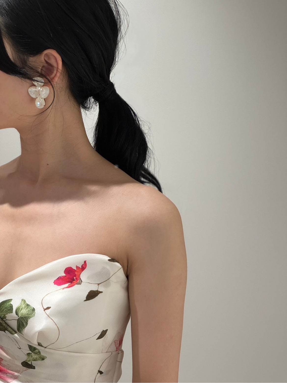 ゆるやかなローポニーテールの上品なヘアアレンジにぴったりなシェルの輝きが美しいイヤリングを合わせたコーディネートのご紹介