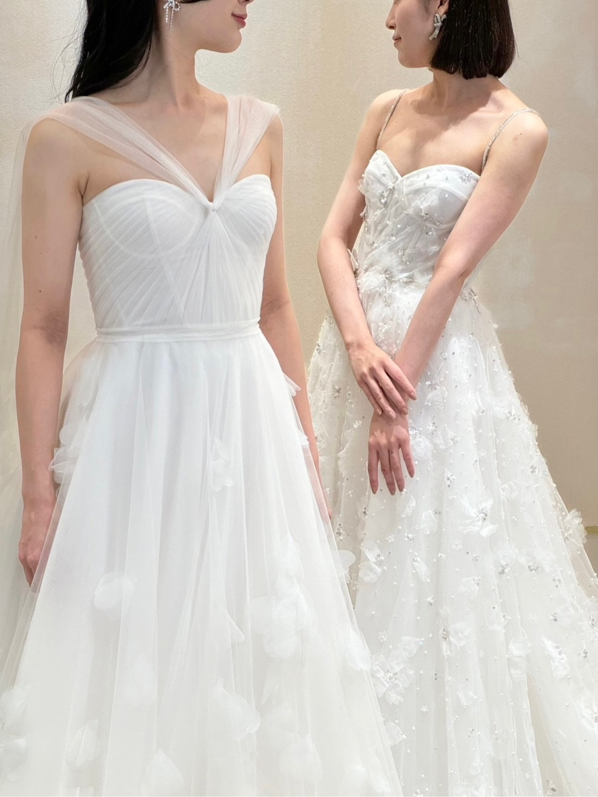 ザ トリート ドレッシング 大阪店よりご紹介する透明感溢れるロマンティックなチュールや細やかなビーディングを魅力的に用いた新作ウェディングドレス