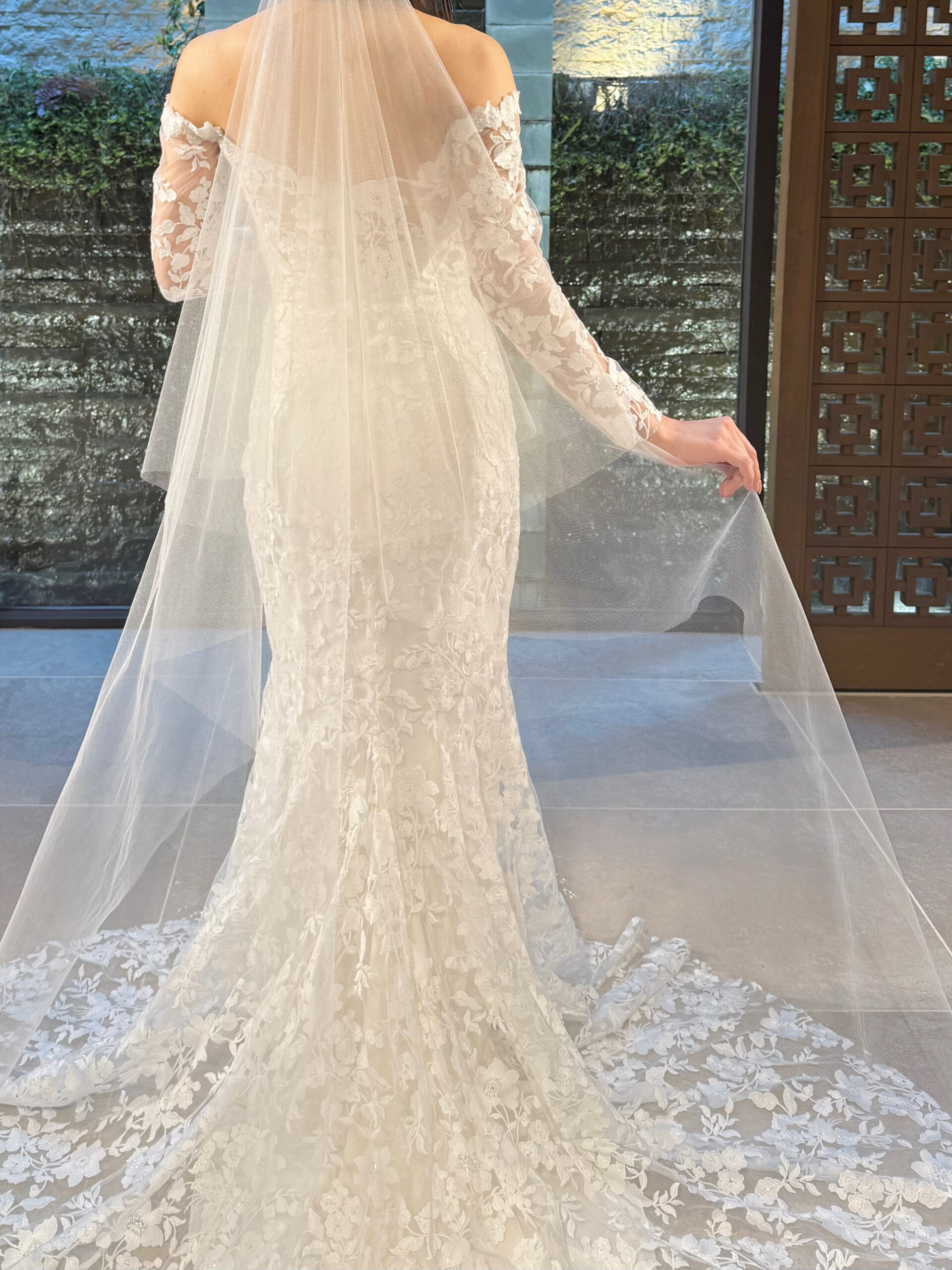 ドレスに透明感がプラスされ華美になりすぎない、しなやかで神聖なバックスタイルを叶えてくれる新作ウェディングドレス。