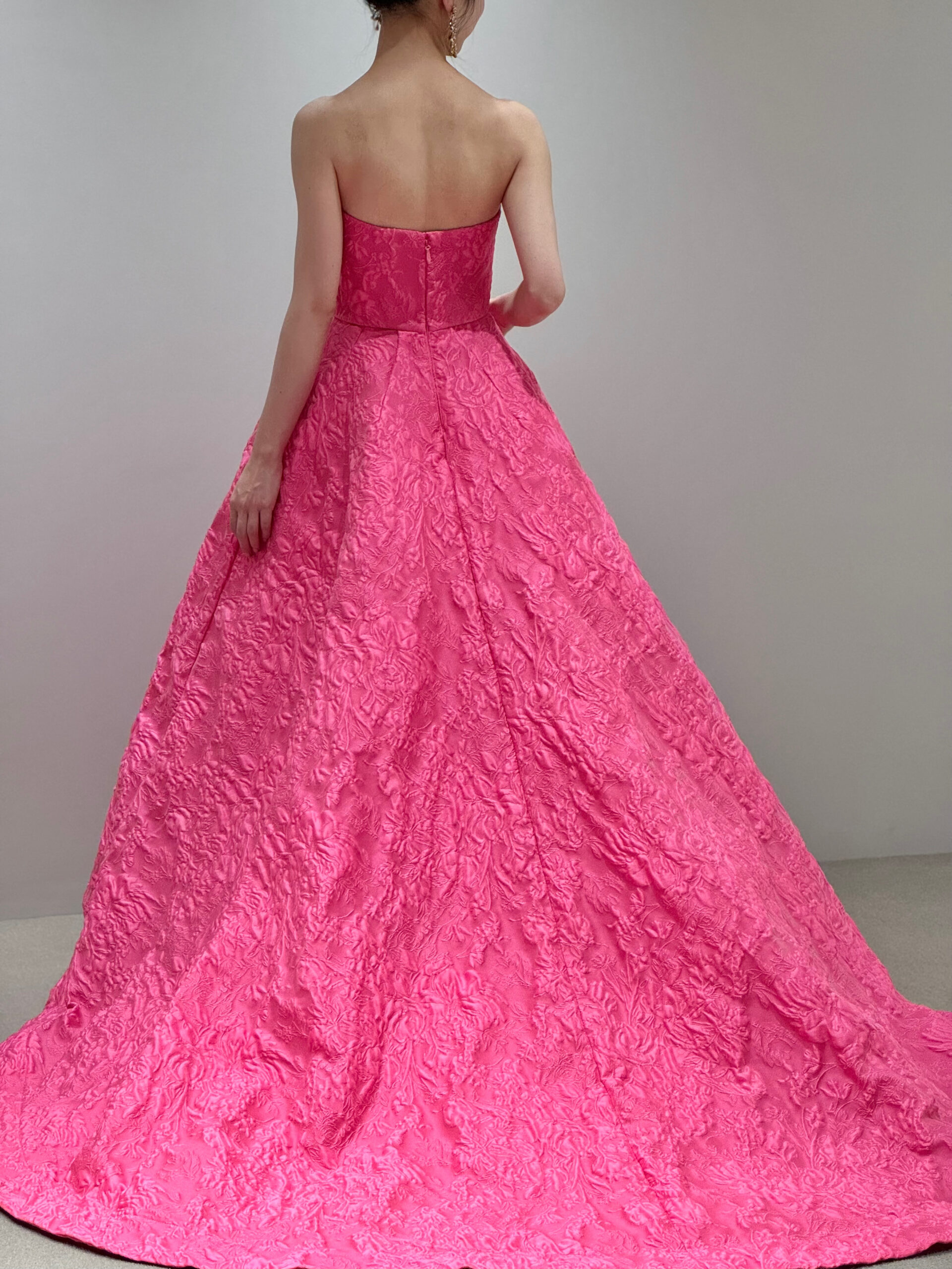 ザトリートドレッシング大阪店よりご紹介するジャガードの素材とビビットピンクの色合いがお洒落でモダンなプリンセスラインのモニークルイリエのカラードレス