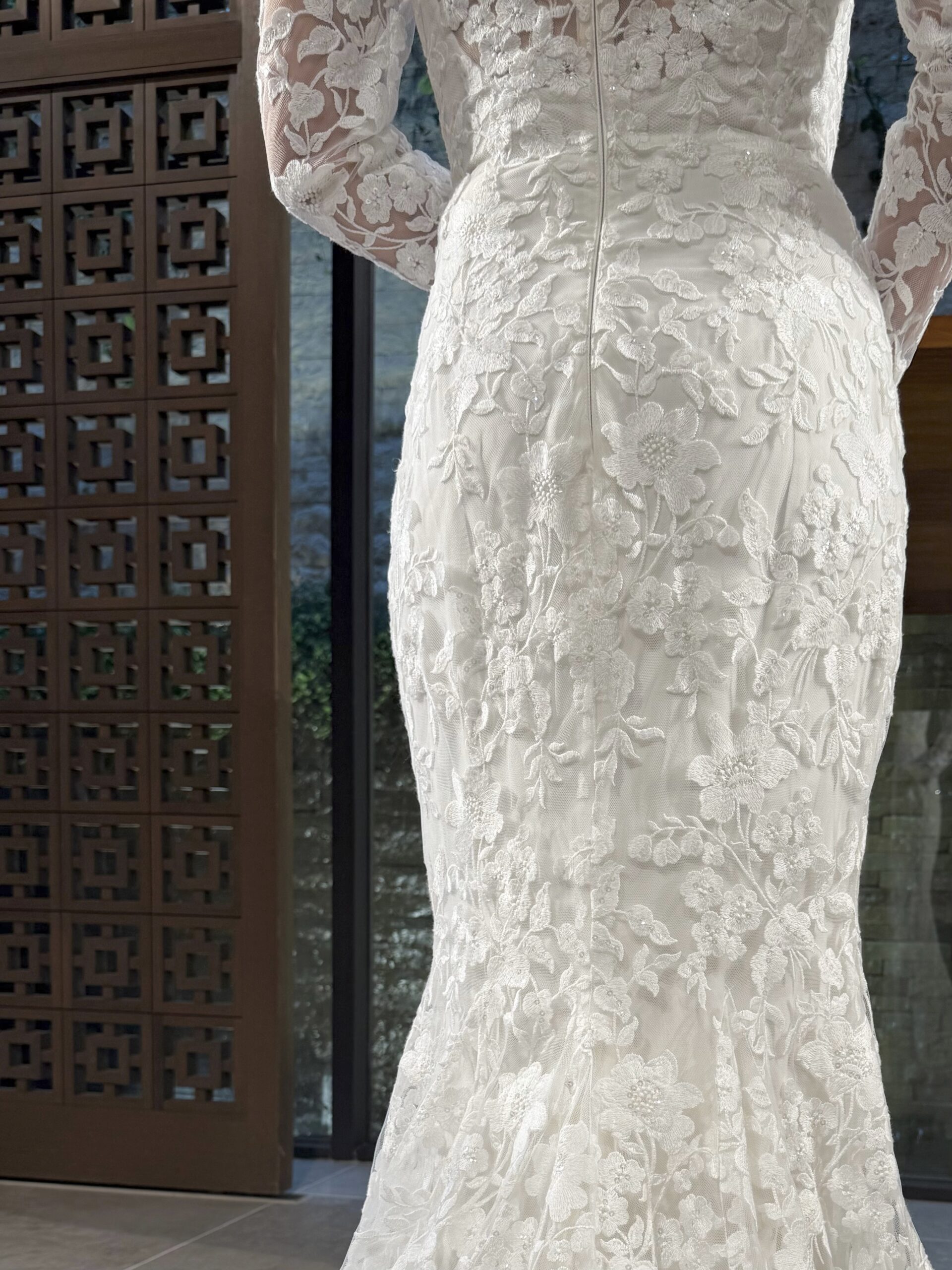 審美眼でセレクトされた最高級のファブリックを使用し、最高峰の技術を持つクチュリエが丁寧に紡いだエンブロイダリーレースは圧倒的な存在感を放つモニーク ルイリエの新作ウェディングドレス。