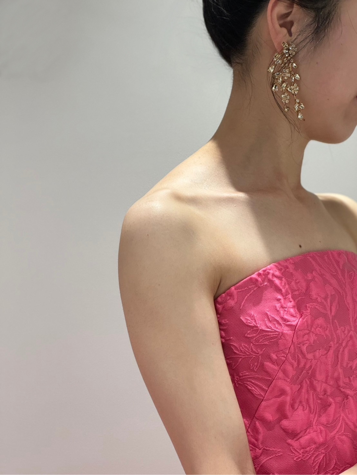 大阪の結婚式場におすすめなボリュームあるシルエットが美しくピンクの色味が幸福感溢れるカラードレスのご紹介