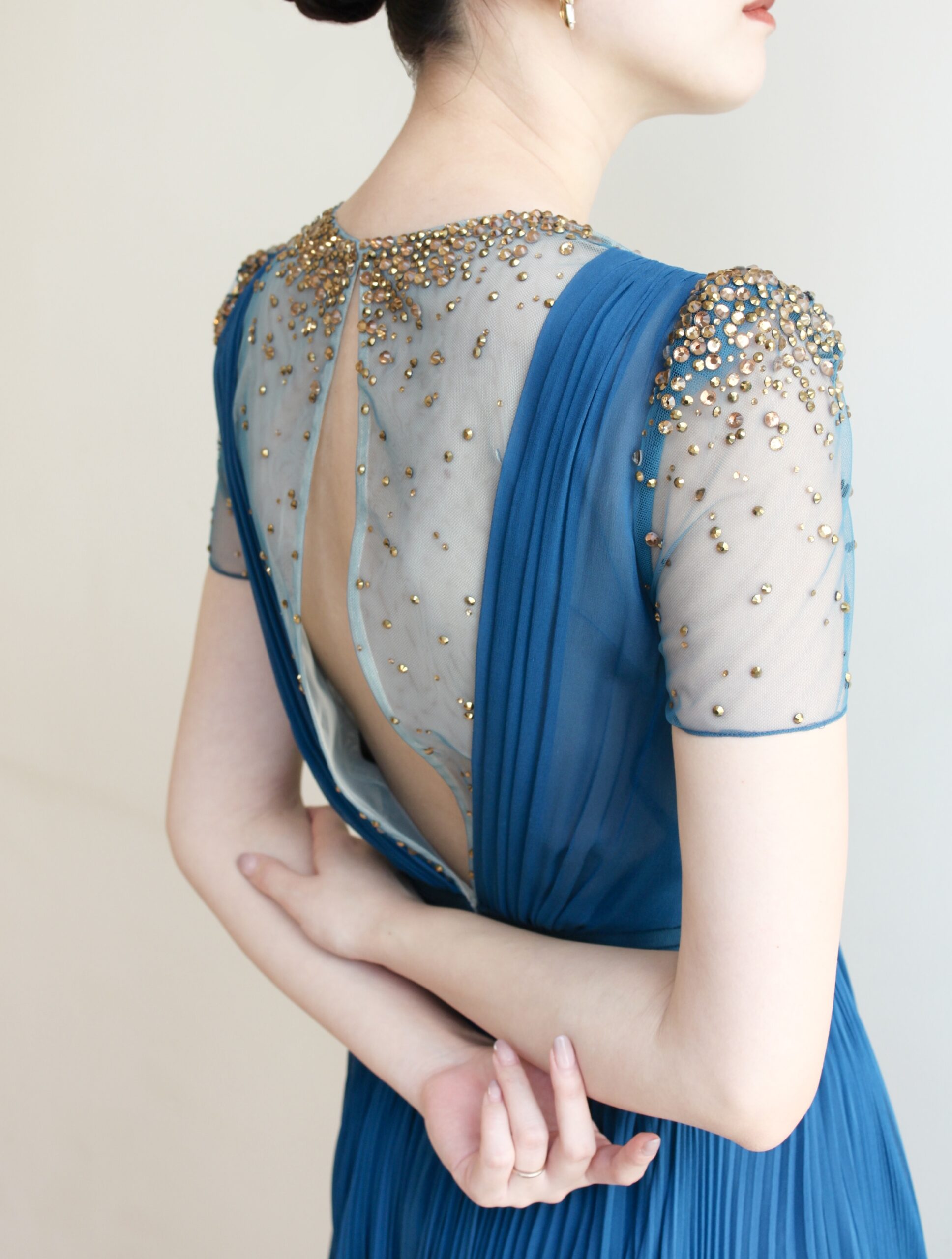 夏と秋と冬の季節に似合う涼しい印象で露出の少ない控えめだけどキラキラのビジュー付きのドレスらしさもある透け感と透明感のあるはっきりした色のナチュラルで軽い綺麗な結婚式のお色直しのドレス