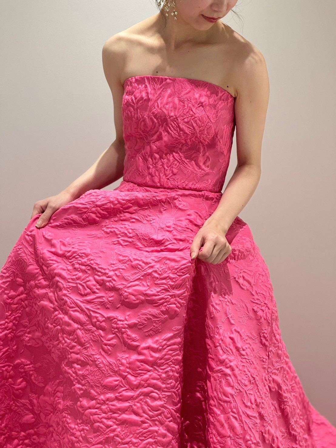 ザトリートドレッシングがおすすめするモニークルイリエのトレンド感あるジャガード素材が美しい新作カラードレスは大阪のおしゃれ花嫁におすすめです