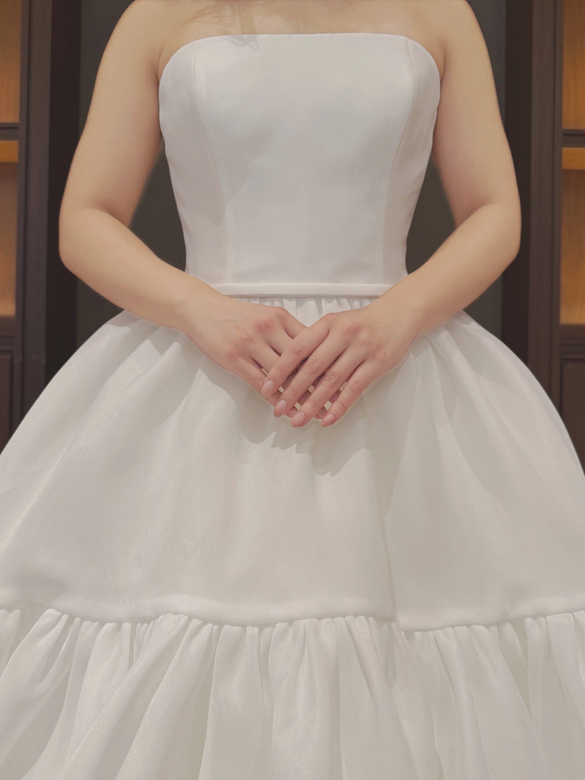 "toby"と名付けられたこちらのアムサーラの新作ウェディングドレスは、 ガザルを使用したダブルティアードのギャザースカートのディテールが特徴。