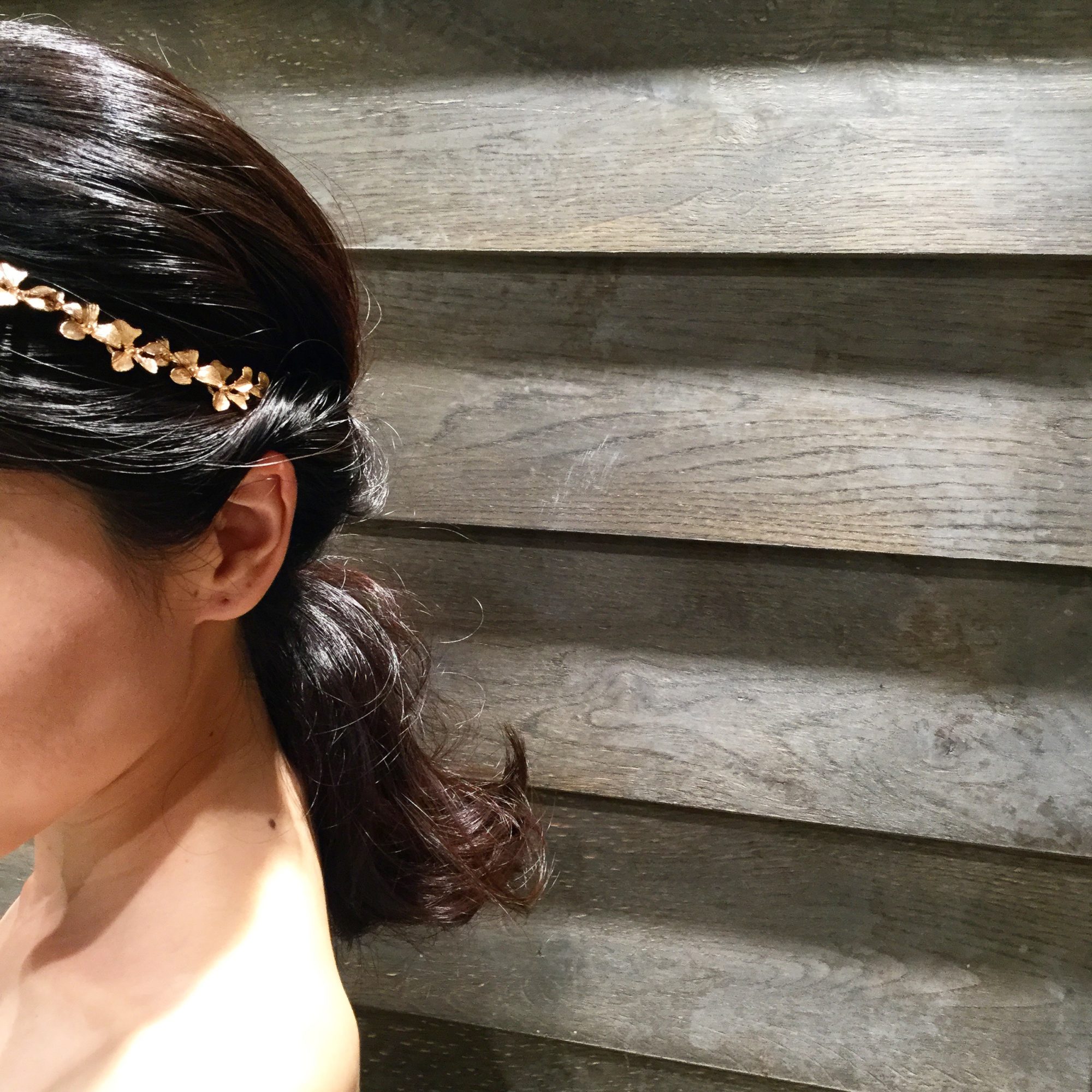 ダウンスタイルのヘアやポニーテール等のカジュアルなスタイリングにもぴったりのカチューシャ