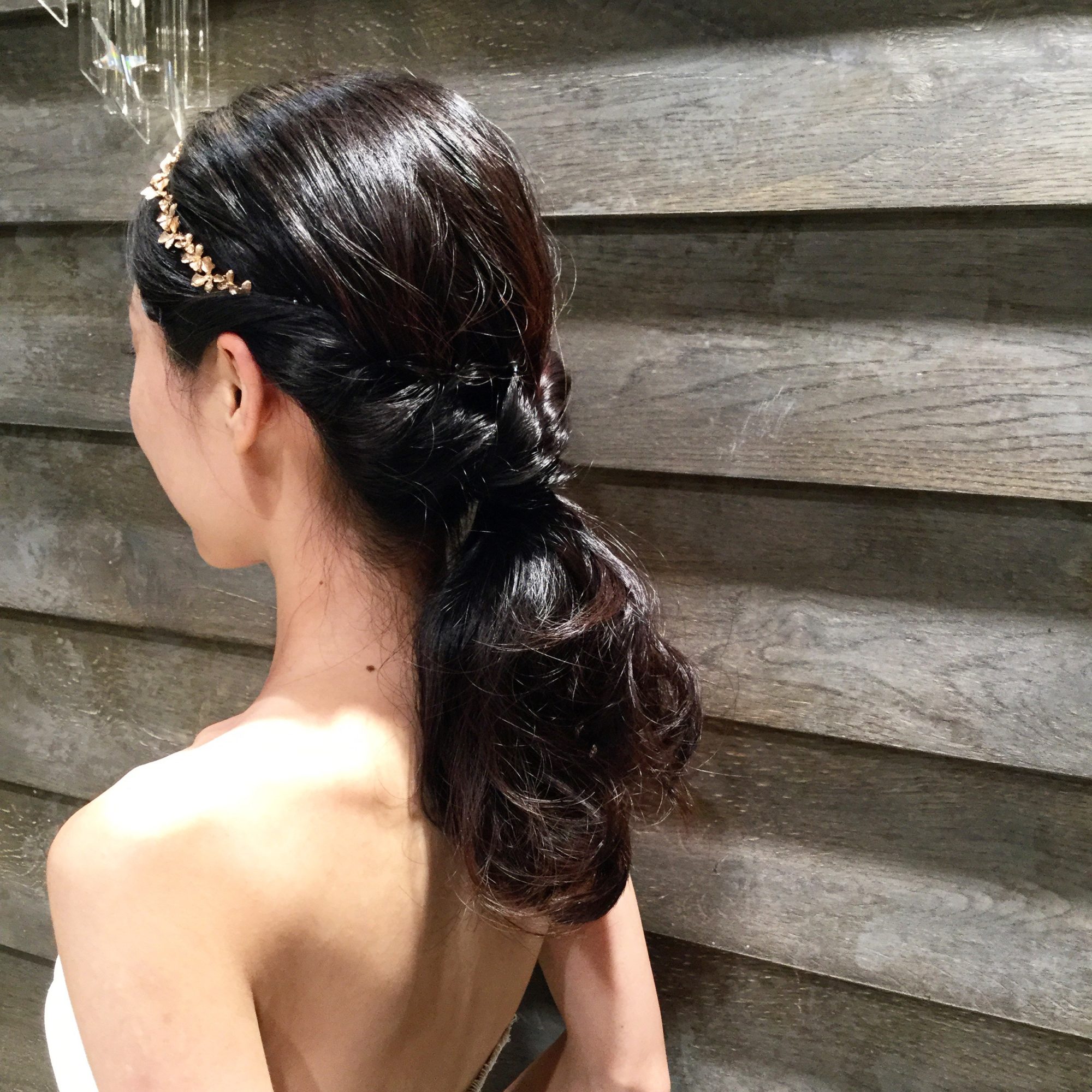 ダウンスタイルのヘアやポニーテール等のカジュアルなスタイリングにもぴったりのカチューシャ