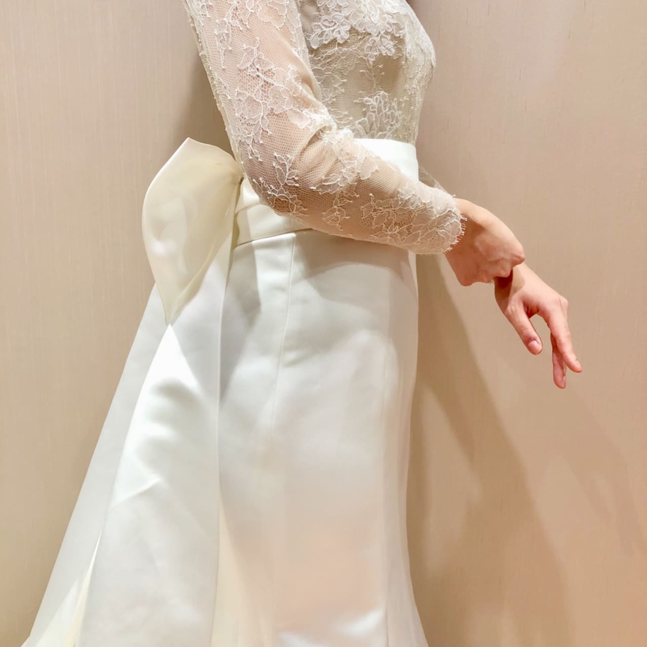 繊細なレースのロングスリーブが印象的なウエディングドレス