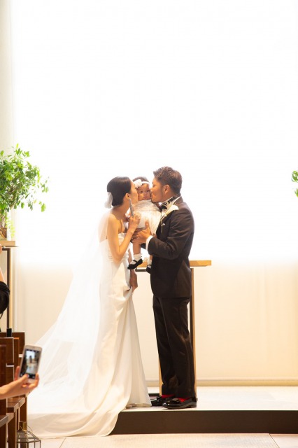 挙式_誓いのキス_スレンダードレス_アンバルジ_タキシード