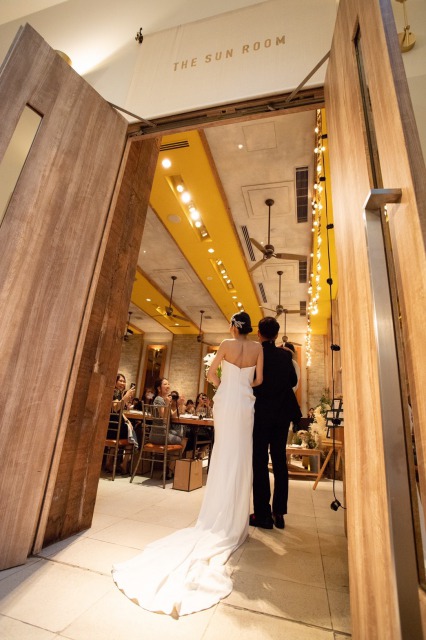 披露宴入場_ウェディングドレス_バックスタイル_アンバルジ