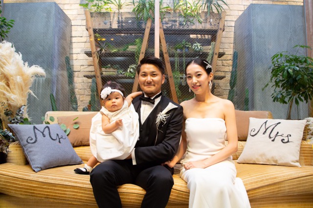 ウェディング_タキシード_ソファ席_スレンダードレス_アンバルジ