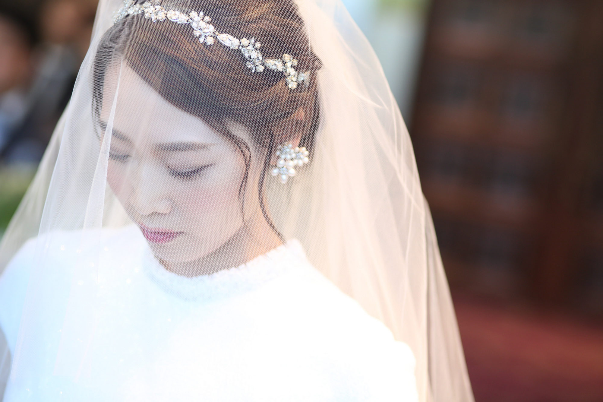 肩付きのプリンセスラインのウェディングドレス