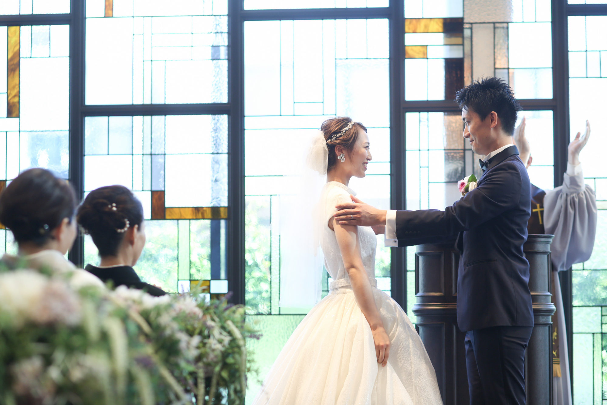 肩付きのプリンセスラインのウェディングドレス