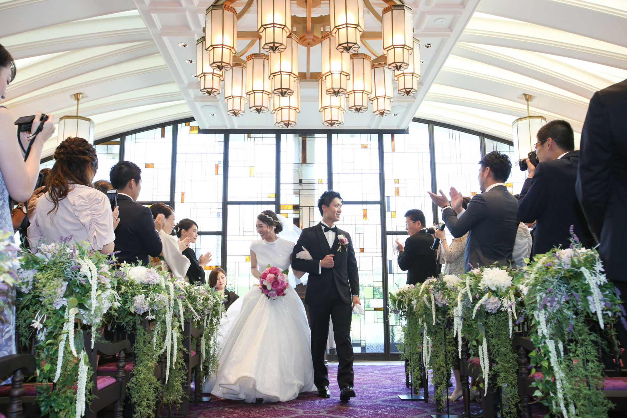 肩付きのプリンセスラインのウェディングドレス