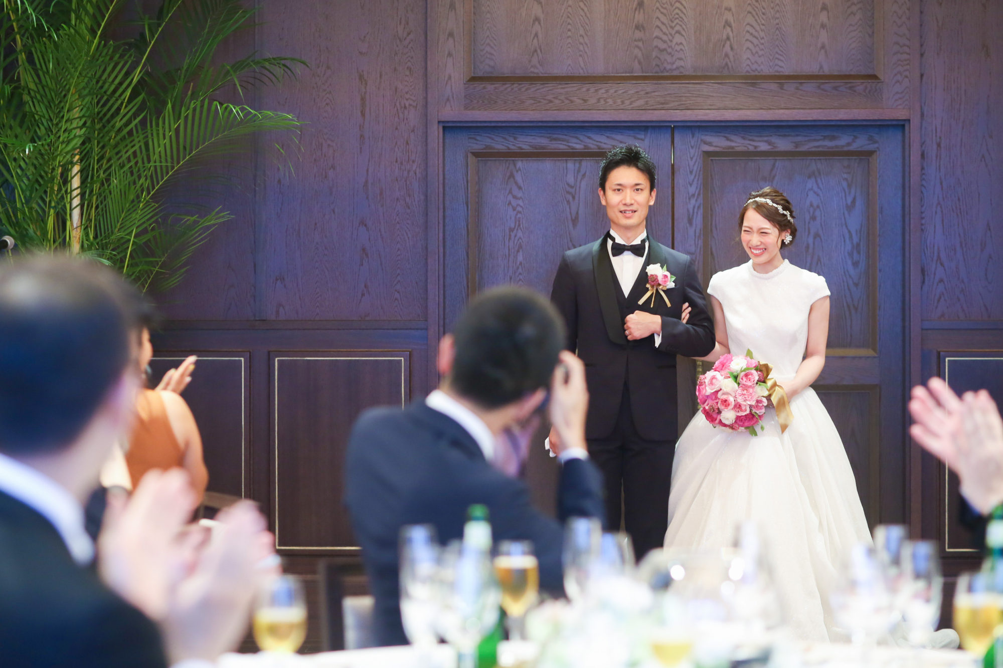 肩付きのプリンセスラインのウェディングドレス