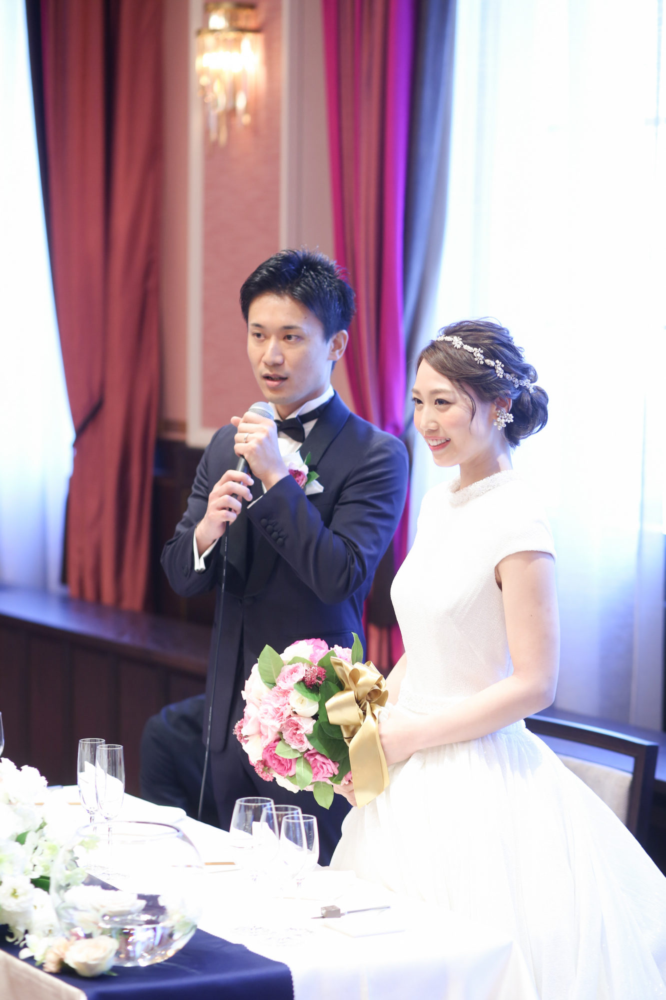 肩付きのプリンセスラインのウェディングドレス