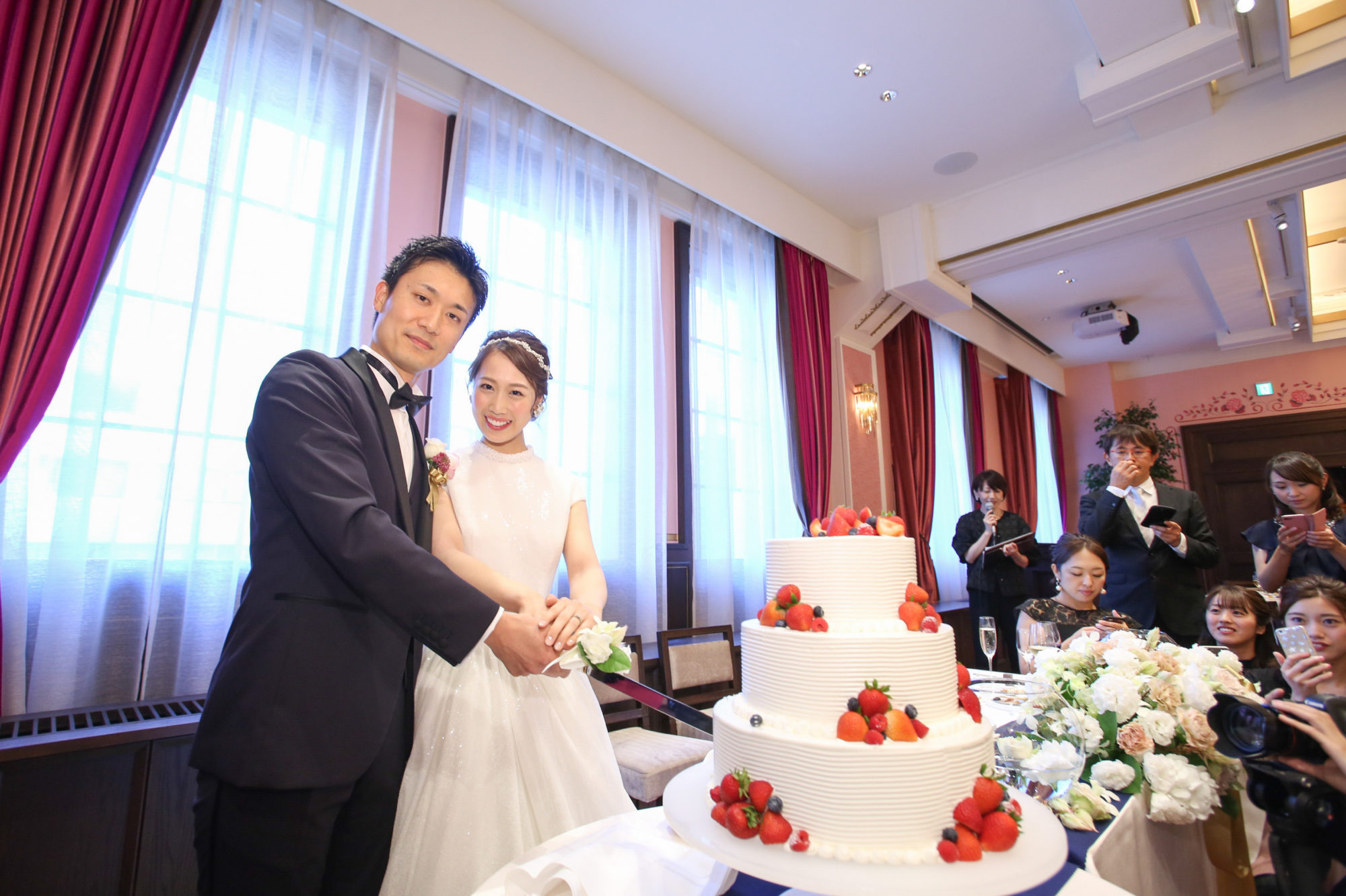 肩付きのプリンセスラインのウェディングドレス