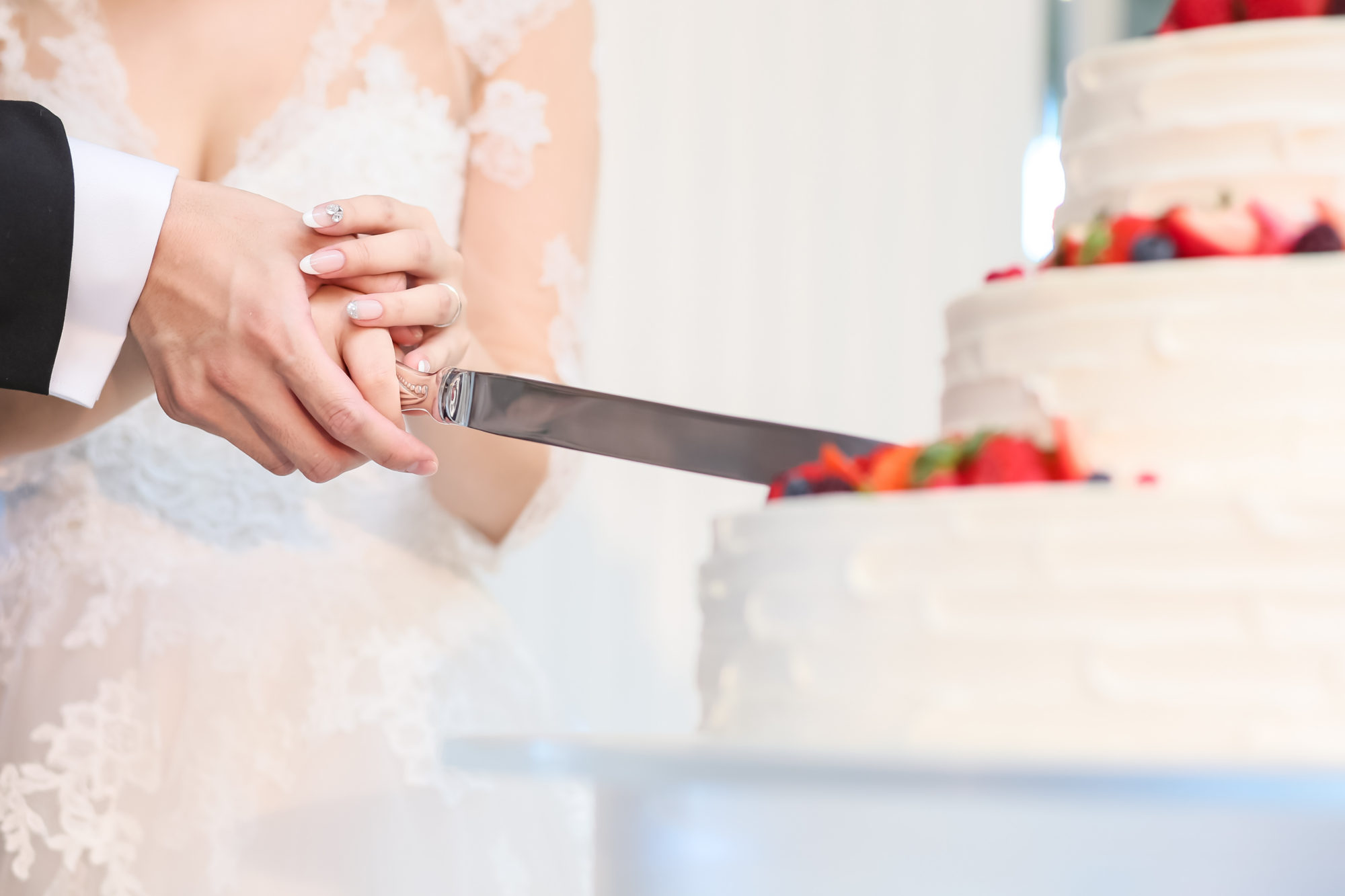 ケーキ入刀をされる新郎新婦様