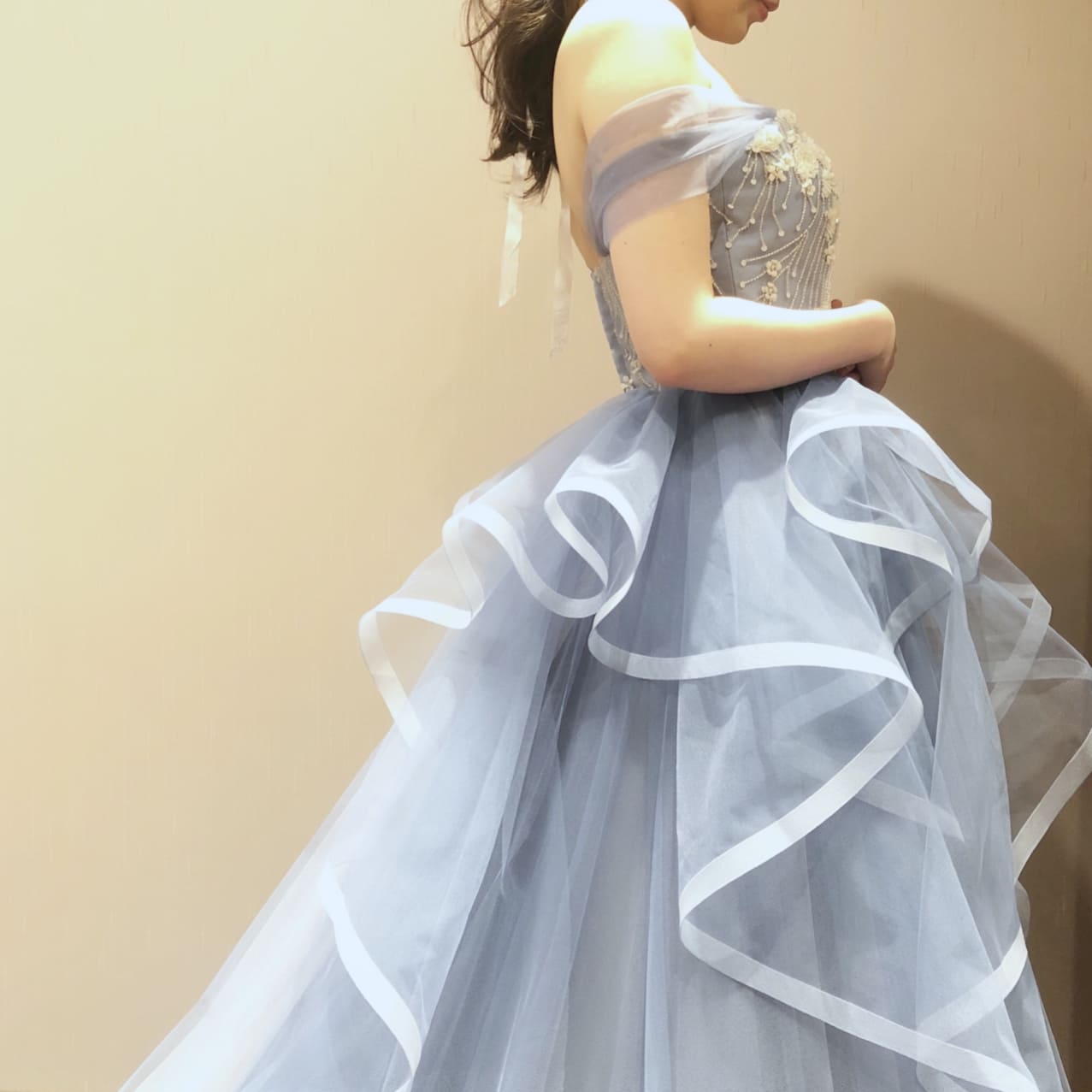 鮮やかなブルーの色味が美しいリーフフォーブライズの新作カラードレス