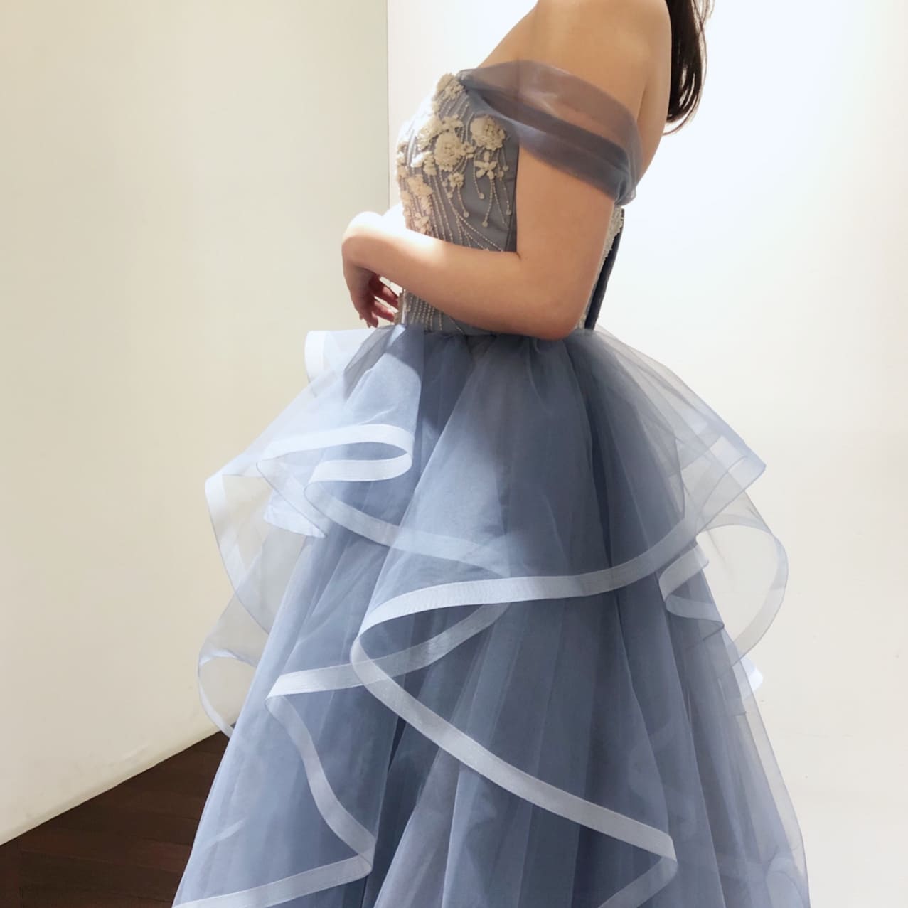 鮮やかなブルーの色味が華やかな、リーフフォーブライズの新作カラードレス