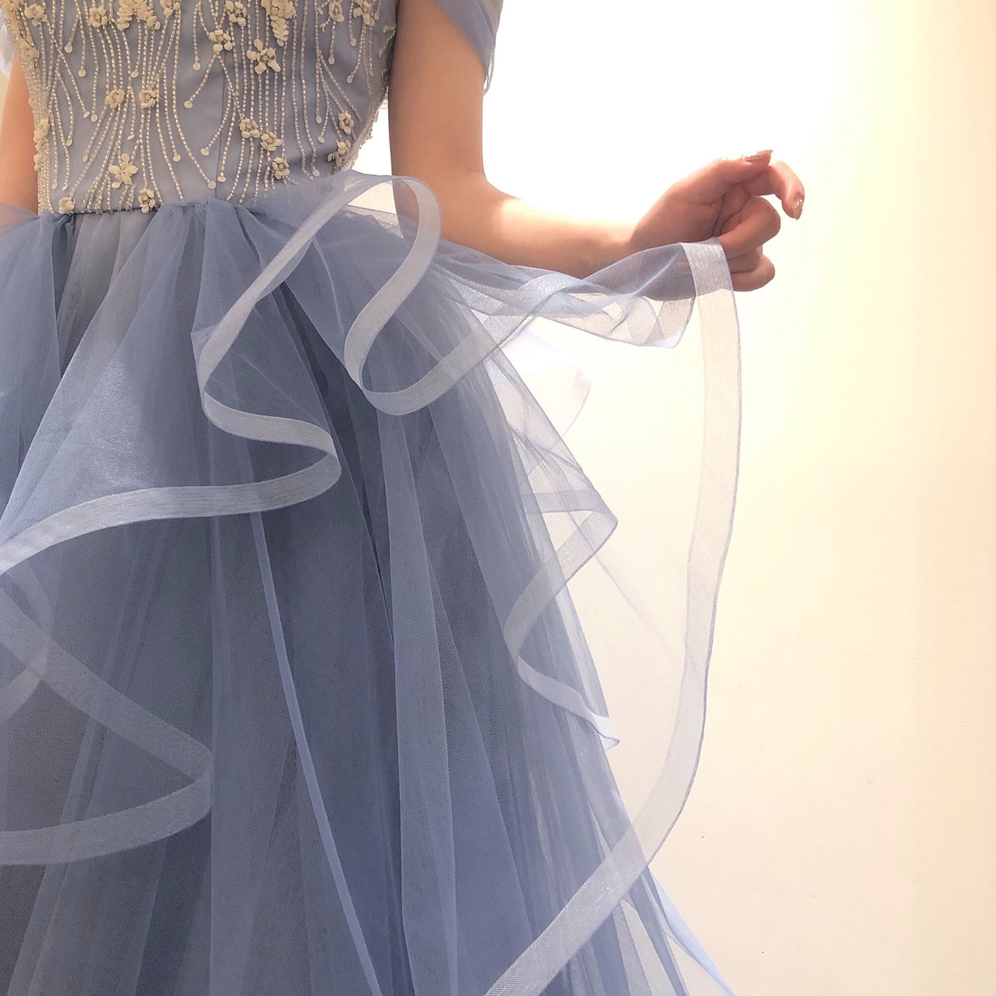 鮮やかなブルーの色味が美しいリーフフォーブライズの新作カラードレス