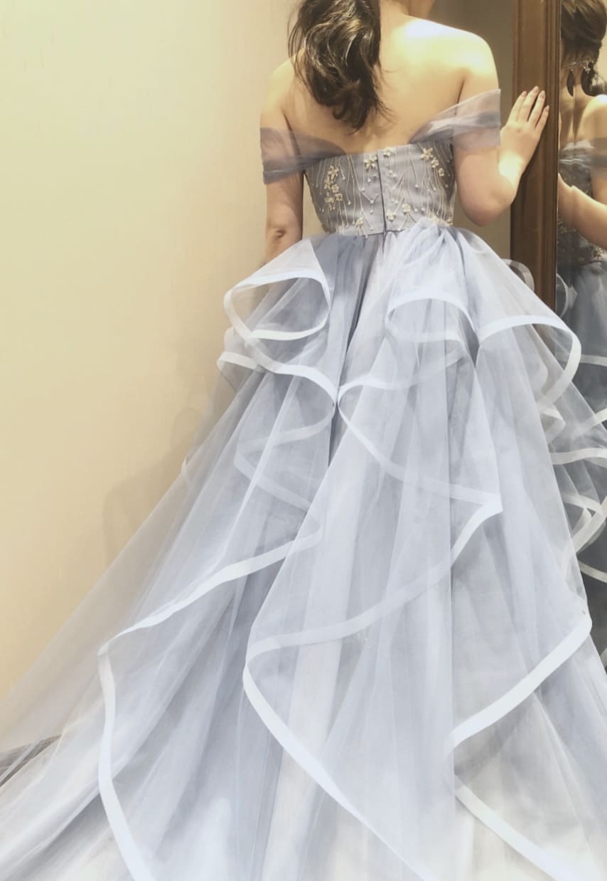 鮮やかなブルーの色味が華やかな、リーフフォーブライズの新作カラードレス