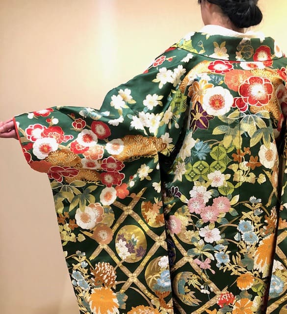 THE SORAKUENでの前撮りに映える緑色の色打掛