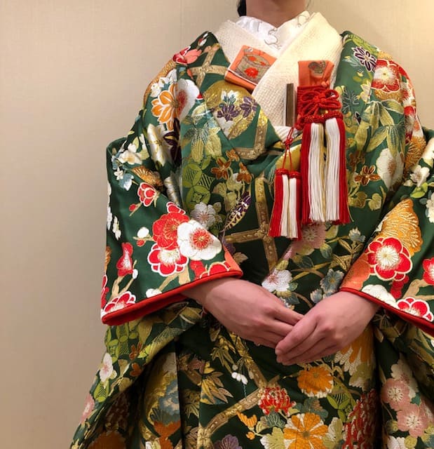 秋の季節におすすめの緑のお色味が華やかな色打掛