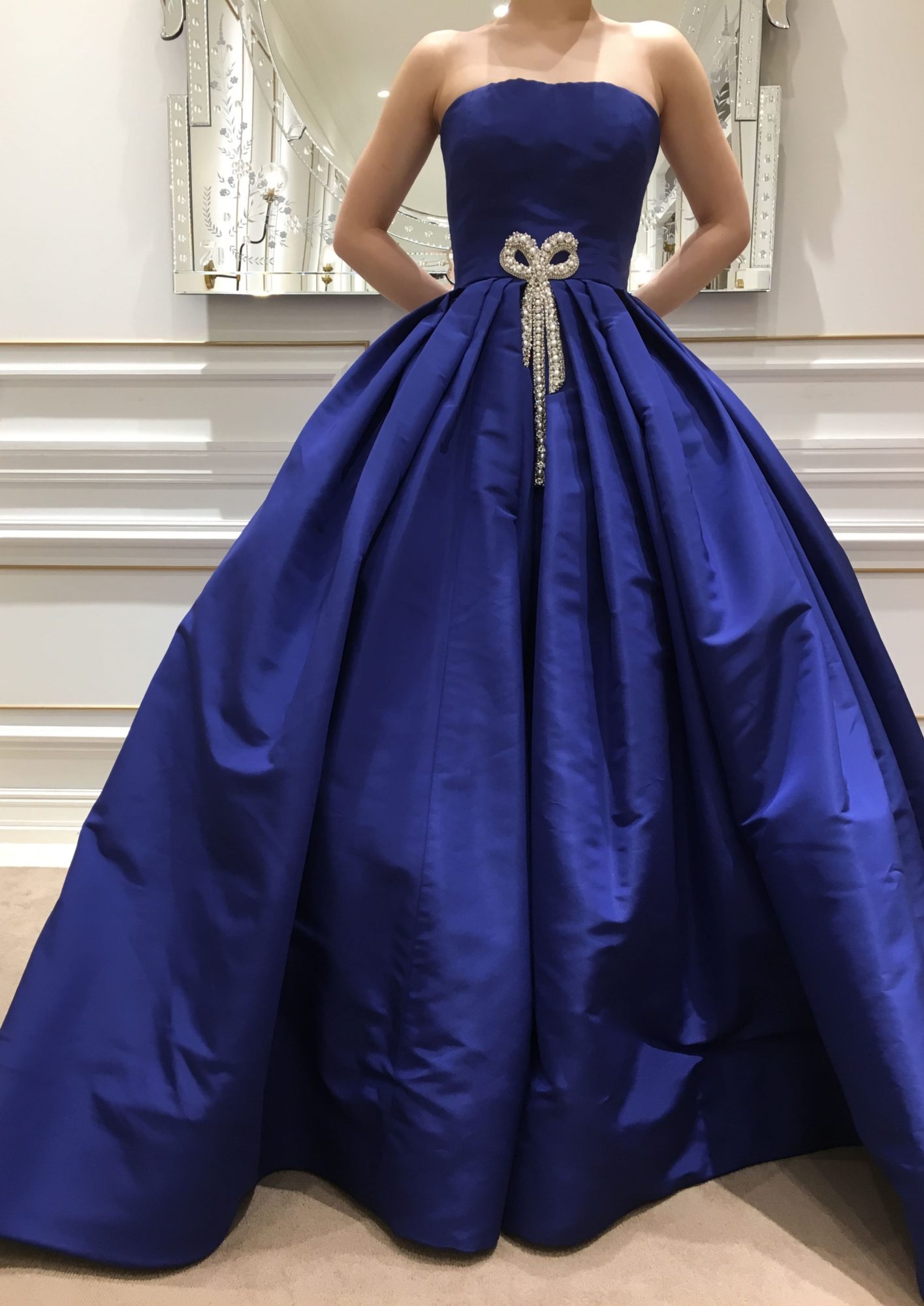 ロイヤルブルーのカラードレス