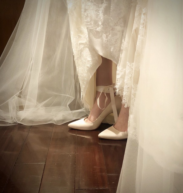 ウエディングドレスに合わせるレースアップシューズ