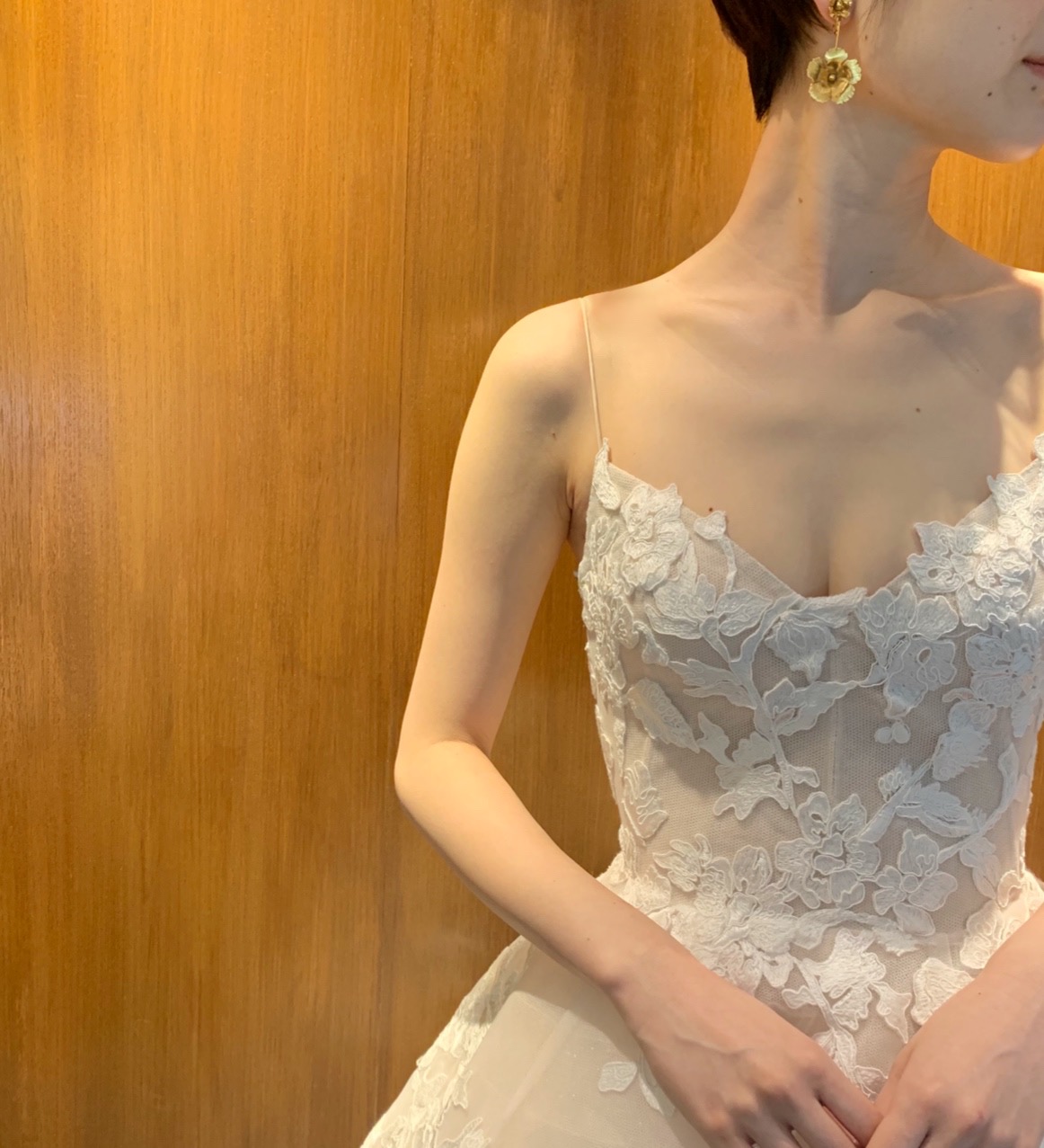 胸元のレースワークが美しいモニークルイリエのウエディングドレス