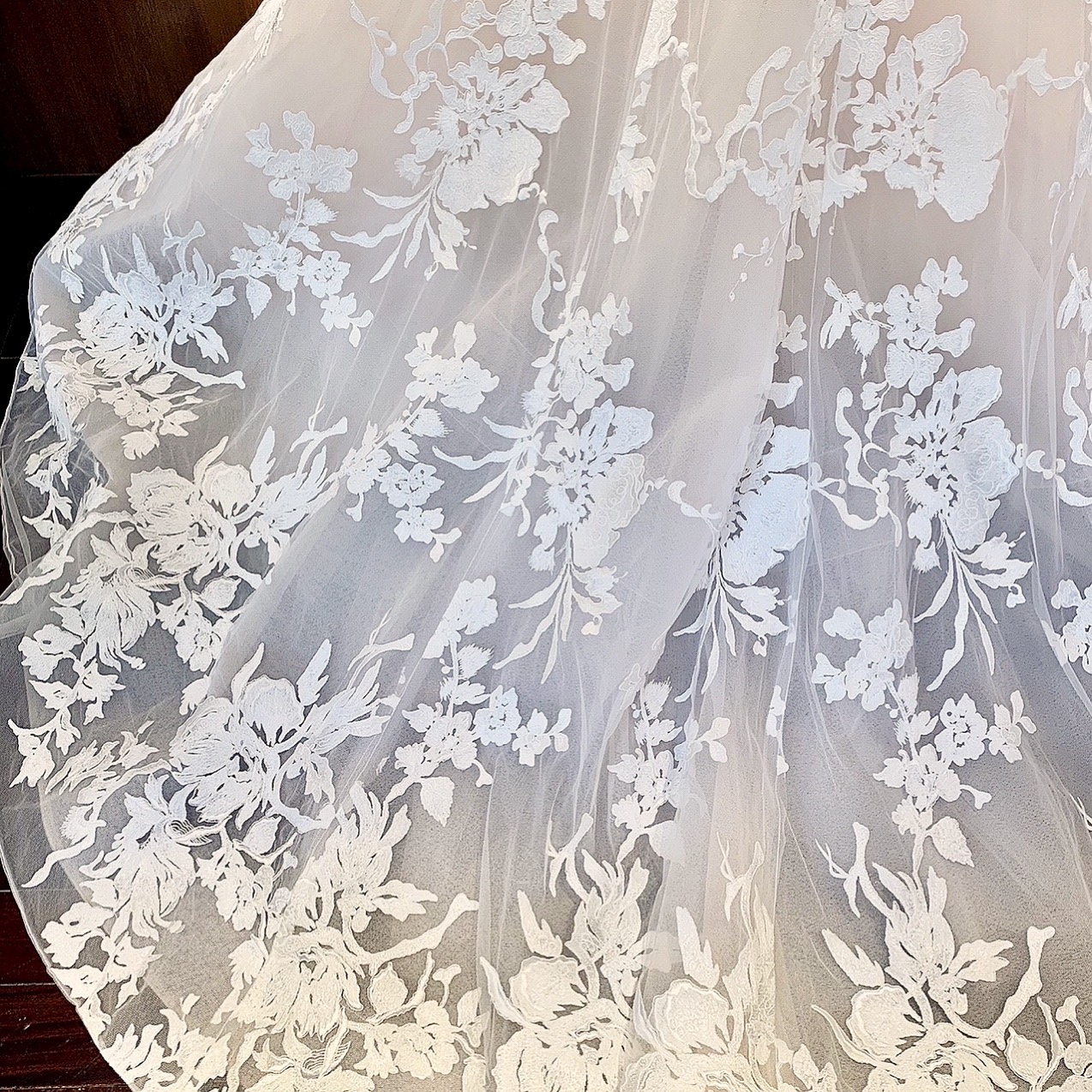 会場の自然光や照明によって浮かび上がる上品で華やかなレースデザイン