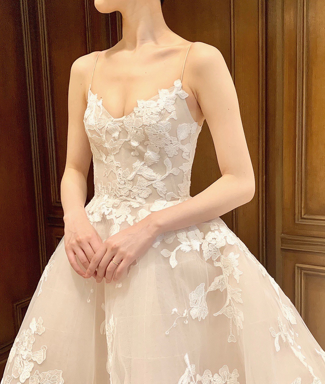 ブラッシュピンクのチュール全体に浮かび上がるレースが美しいモニークルイリエのウエディングドレス