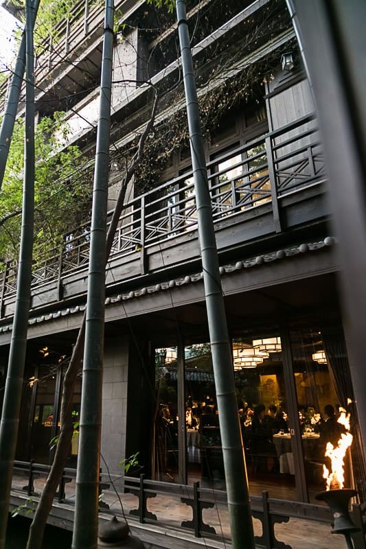 REEM ACRA(リーム・アクラ)のAラインをお召しになった花嫁様の披露宴の様子