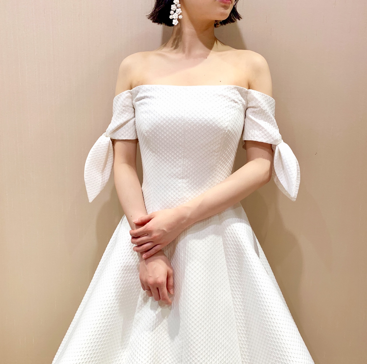 レラローズのドットジャガードの素材が美しいAラインのウエディングドレス