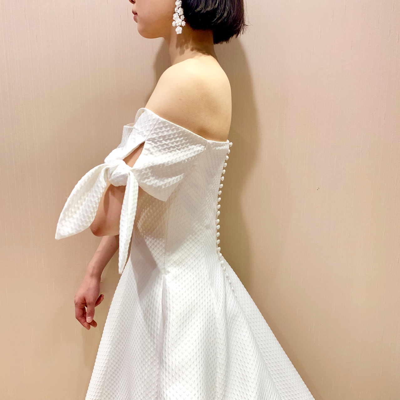 オフショルダーのリボンがキャッチーなレラローズのウエディングドレス