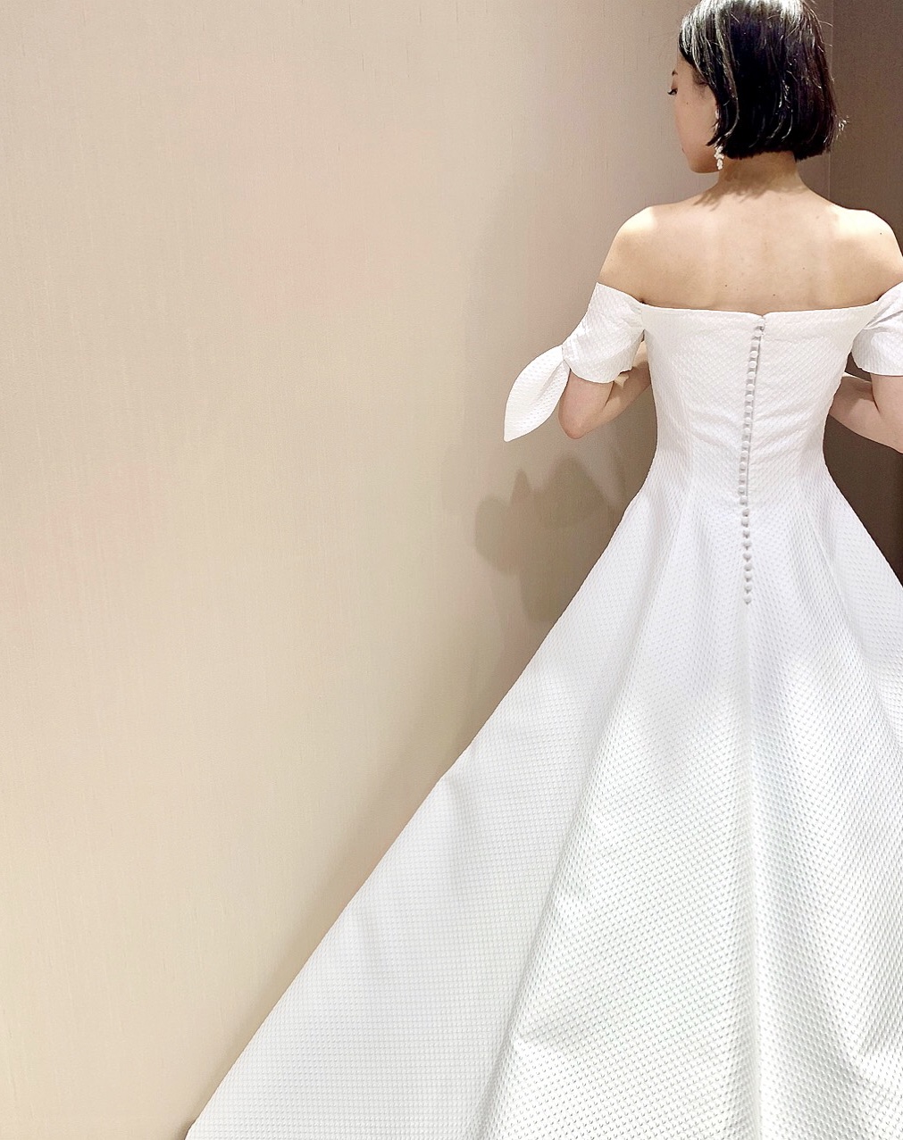 レラローズのくるみボタンがクラシカルなドットジャガードのウエディングドレス