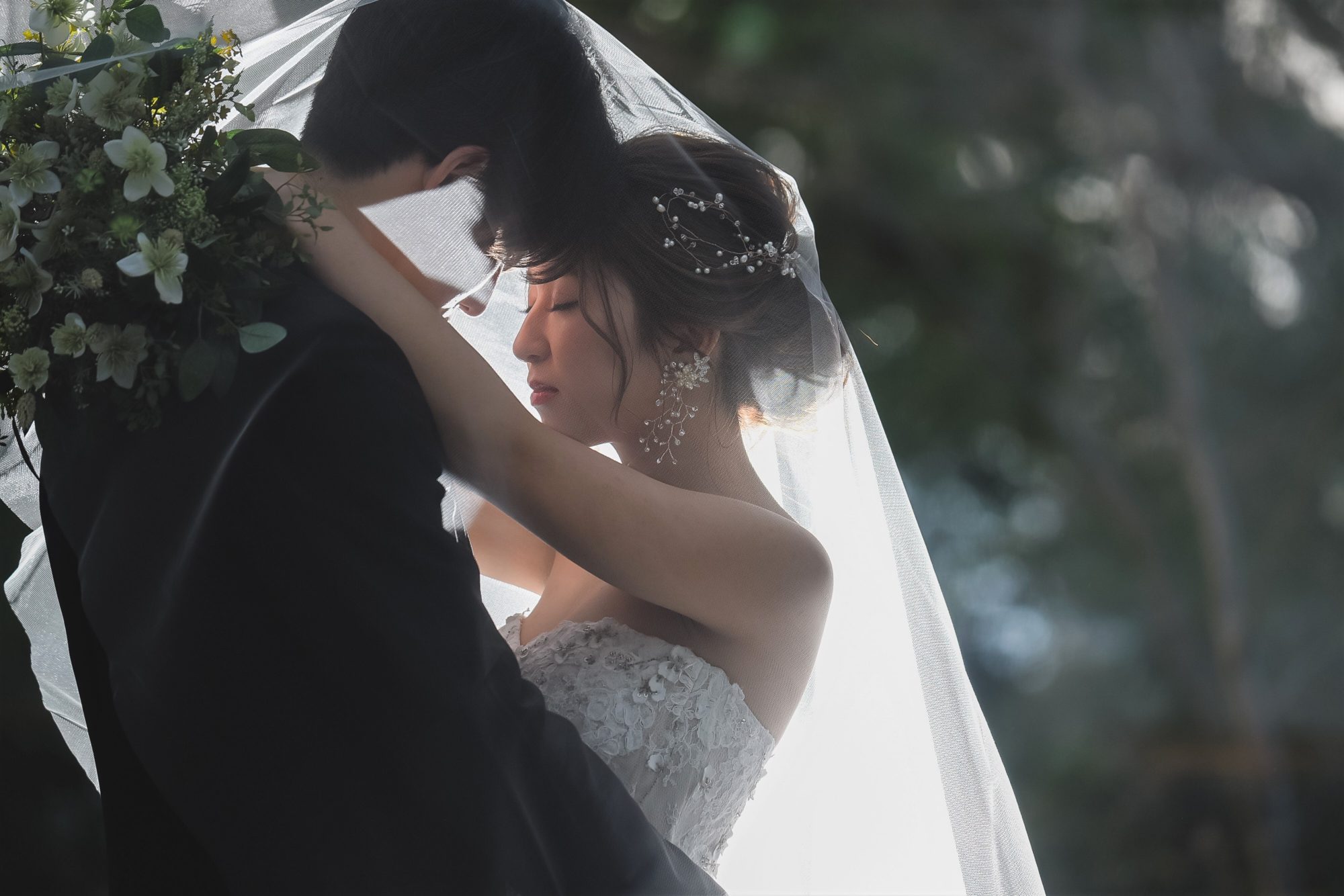 THE NANZAN HOUSE(ザ ナンザン ハウス)のガーデンにてモニークルイリエのウェディングドレスを着て前撮り