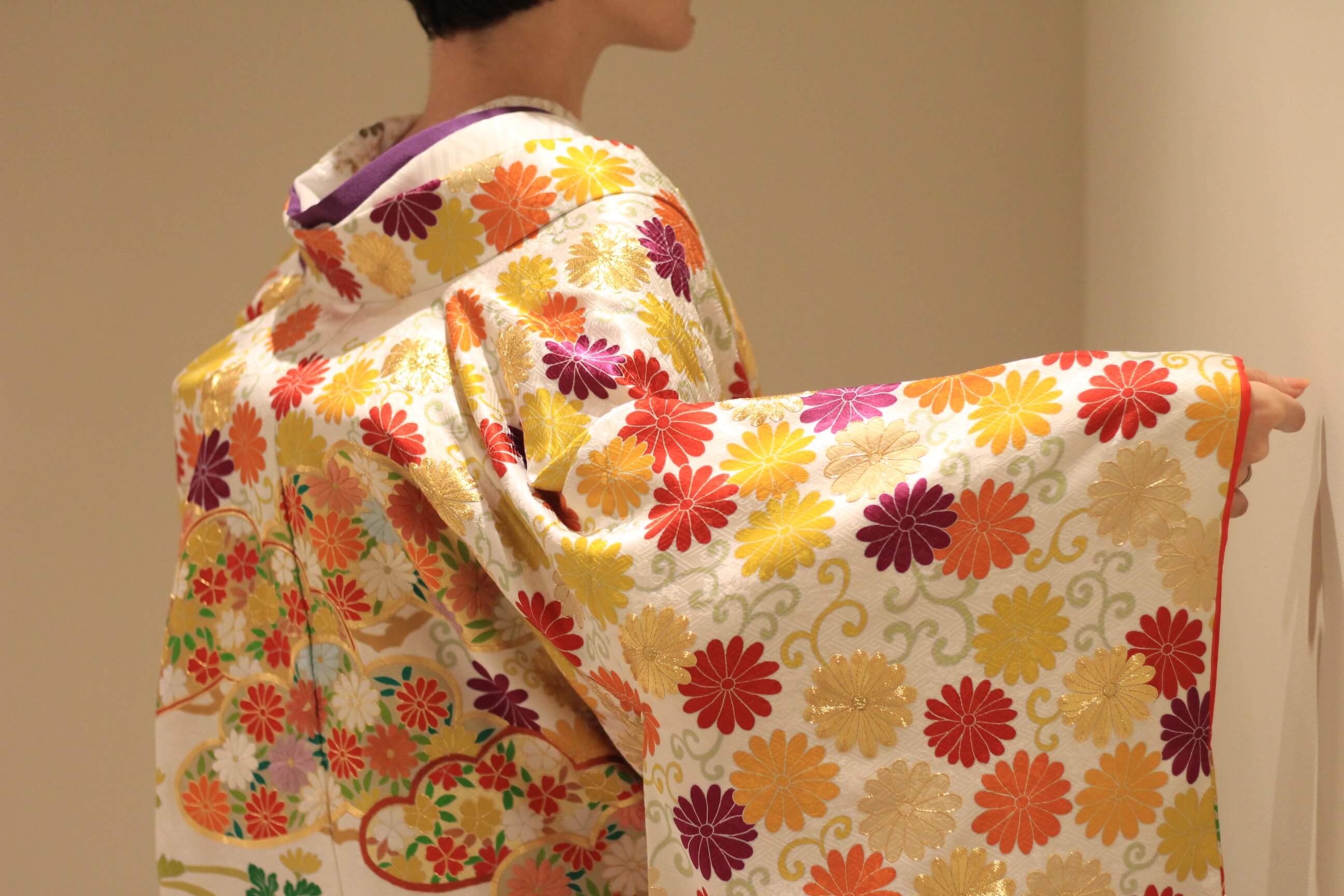 花嫁に人気の白地の色打掛