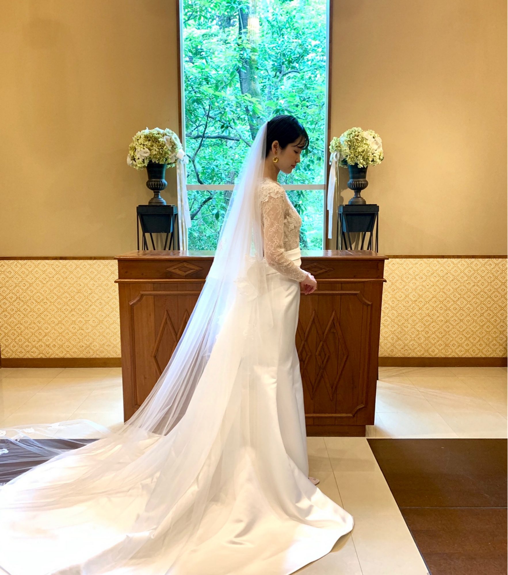 重厚感のあるクラシカルなチャペルに映えるロングスリーブのドレス