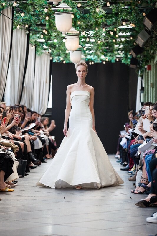 インポートの最新ウェディングドレス・カラードレスをセレクトするドレスショップ