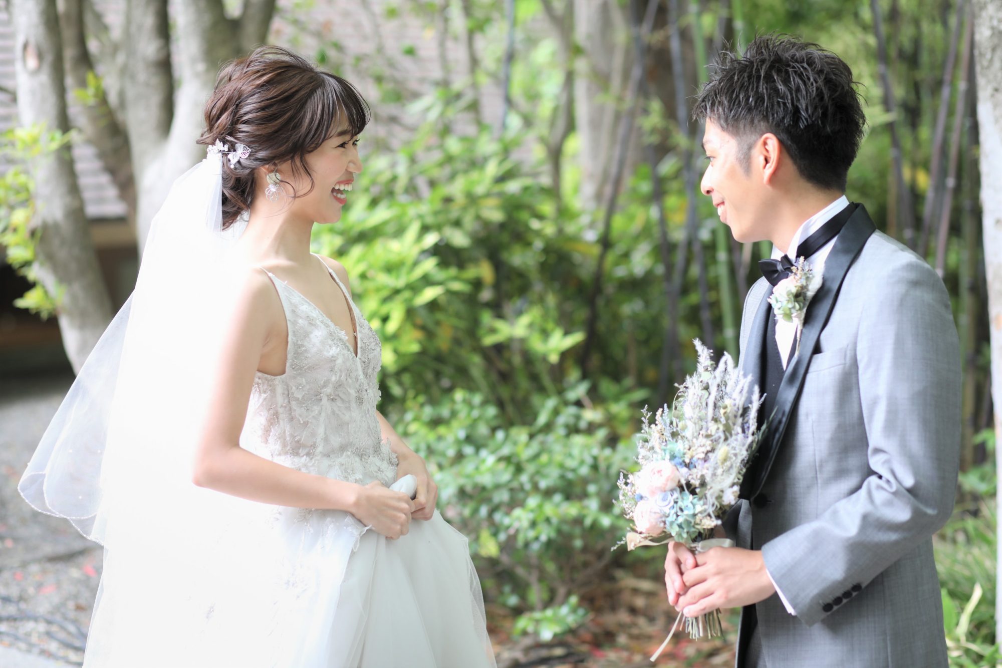 緑が綺麗な会場、ザ・ガーデンオリエンタルオオサカでモニークルイリエのドレスでファーストミート