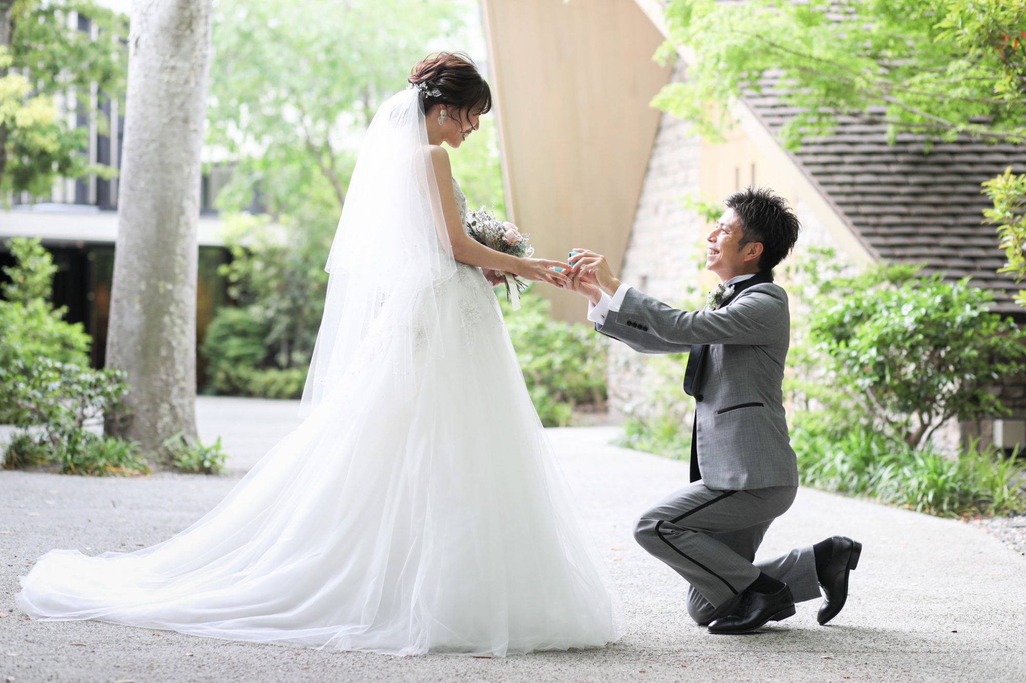 お式前にご新郎様よりトリートドレッシングのモニークルイリエのドレスを着たご新婦様へプレゼント