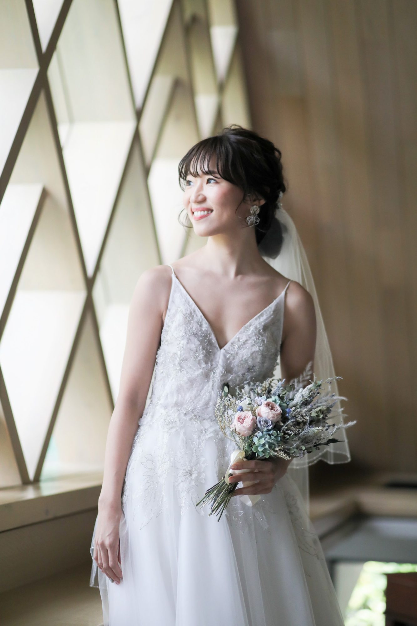 THE GARDEN ORIENTAL OSAKAの光が差し込む新チャペルで銀刺繍が美しいモニークルイリエのウェディングドレスでアットホームなお式