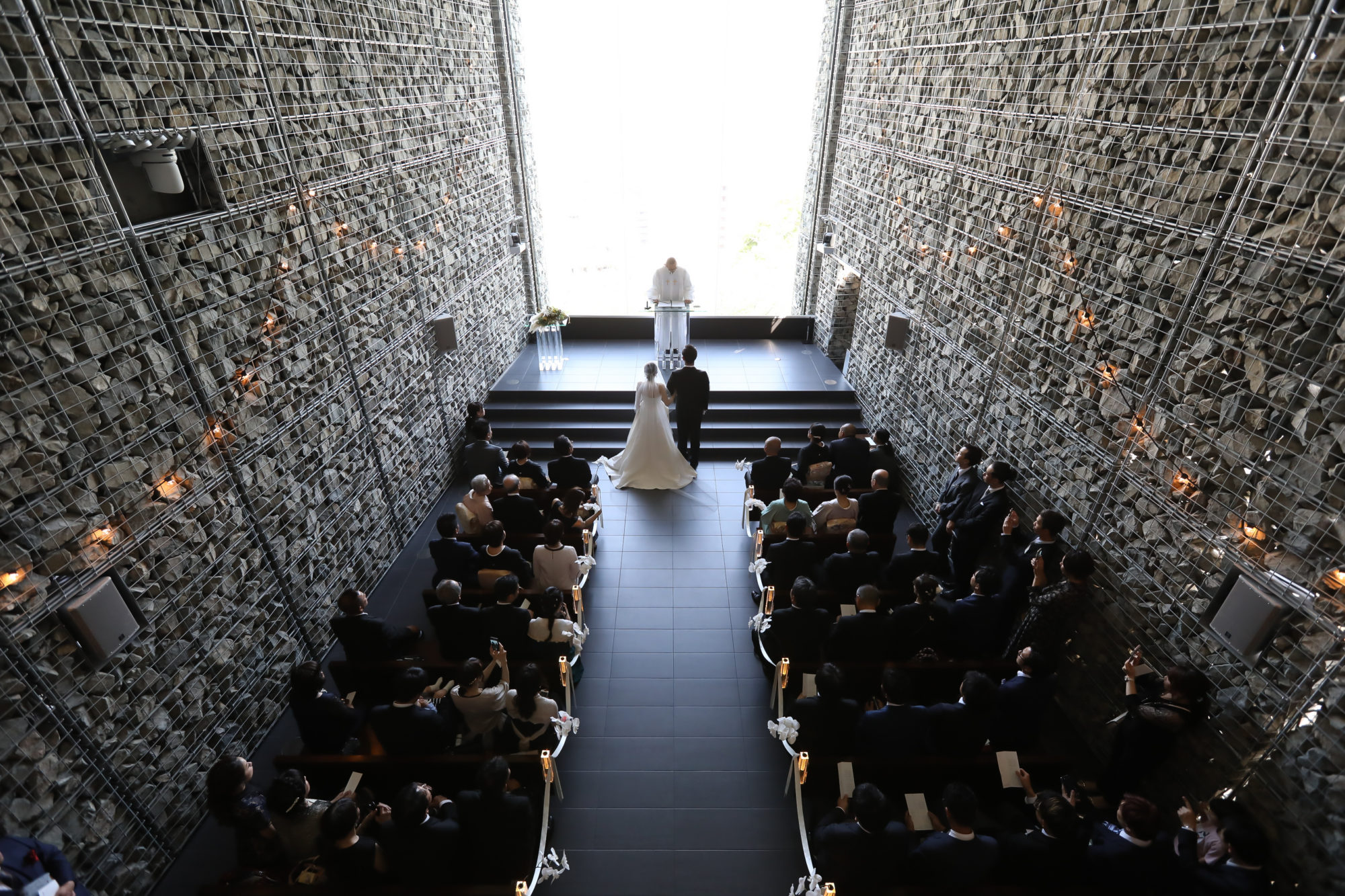 天空の教会に合うオスカーデラレンタのシンプルなハリのあるウェディングドレス