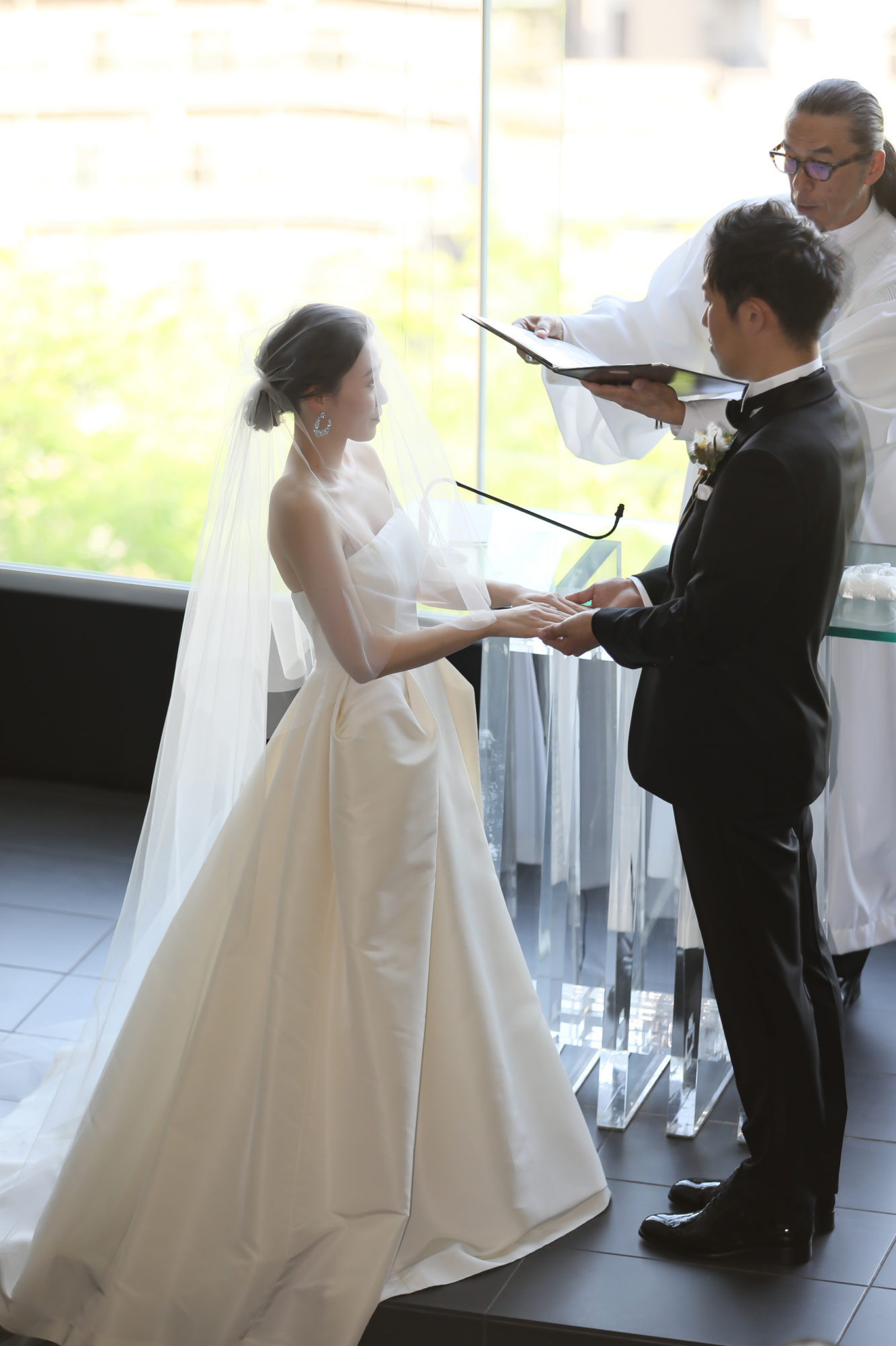 シンプルで洗練されたオスカーデラレンタのウェデイングドレス