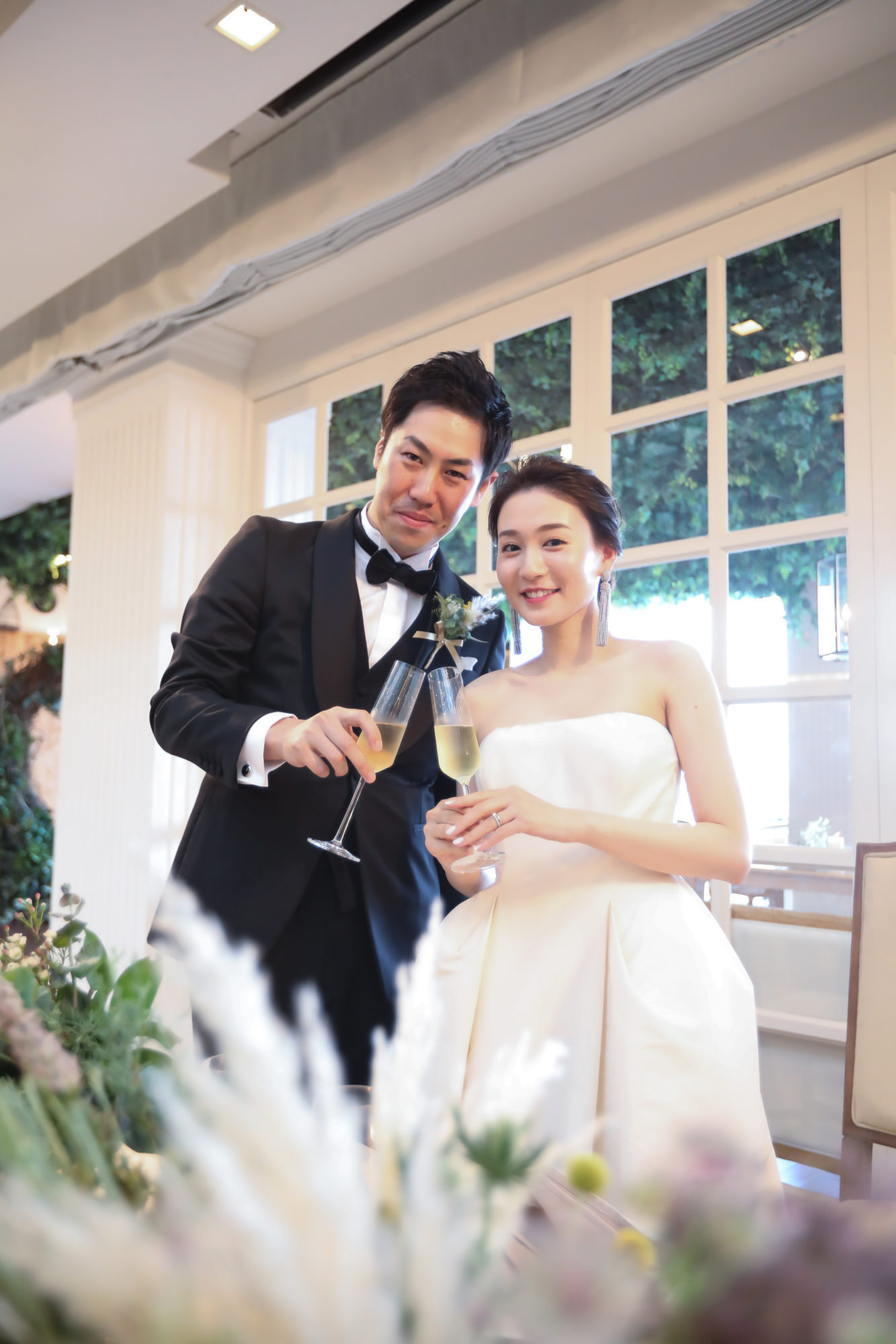 シルクのお素材を生かした、シンプルでクラシカルな印象のウェディングドレス