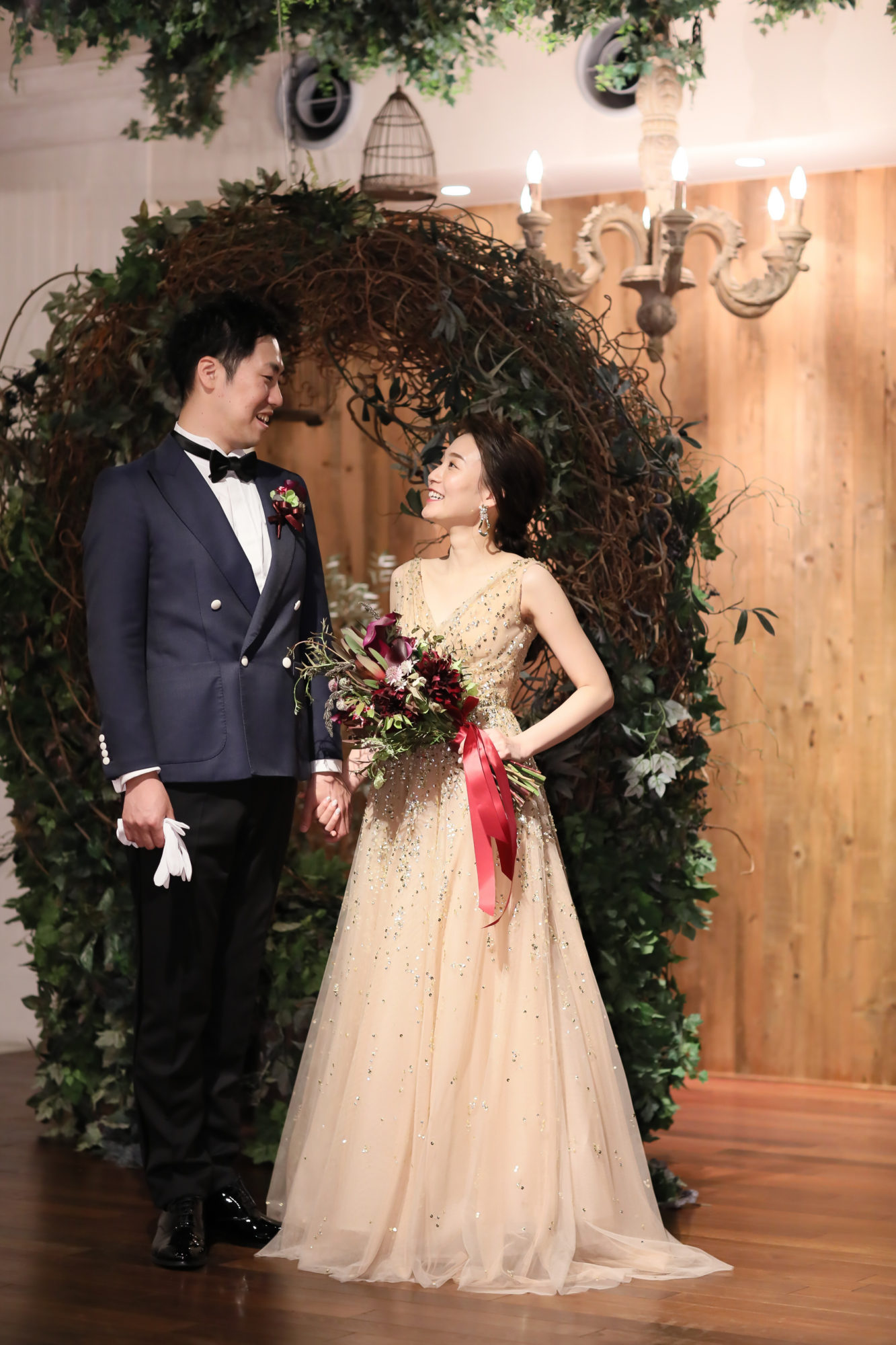 ゴールドのビジューが華やかなリームアクラのカラードレス